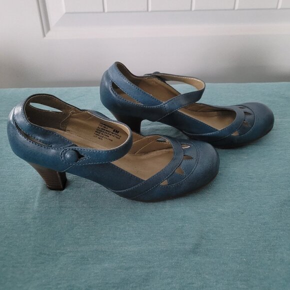 Expression Shoes ~ Size 6 - Picture 3 of 7